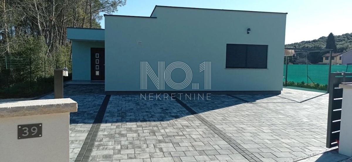 Rovinj - lepa moderna enonadstropna hiša z bazenom
