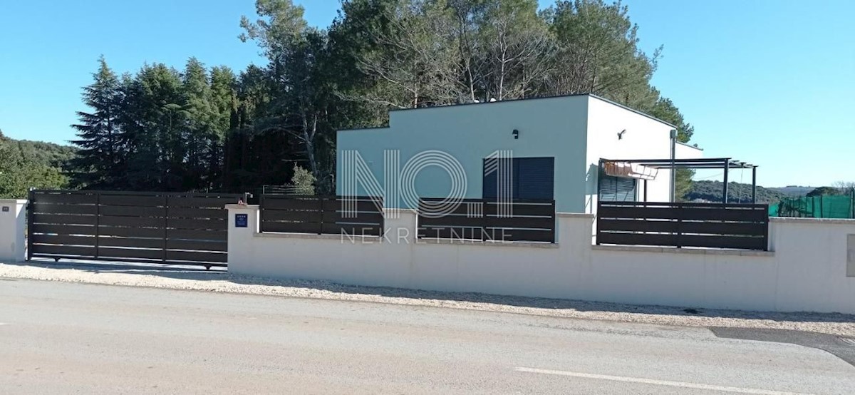 Rovinj - lepa moderna enonadstropna hiša z bazenom