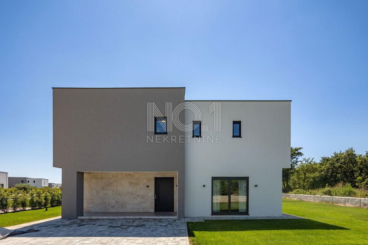 Svetvinčenat - vila moderne arhitekture z bazenom