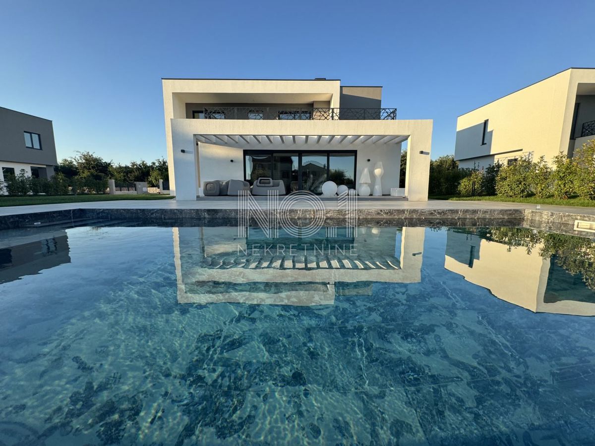 Svetvinčenat - vila moderne arhitekture z bazenom