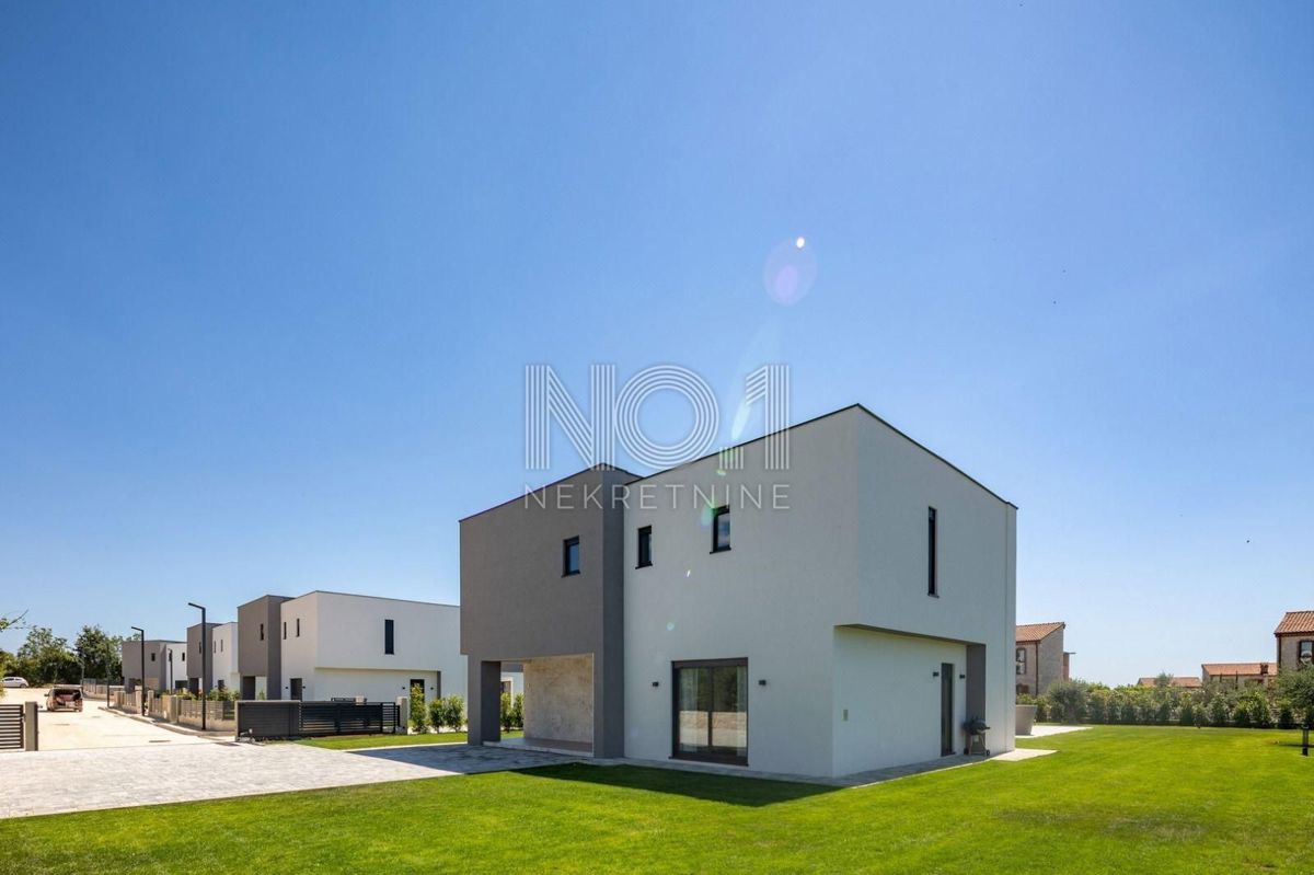 Svetvinčenat - vila moderne arhitekture z bazenom