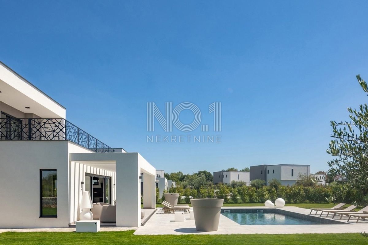 Svetvinčenat - vila moderne arhitekture z bazenom