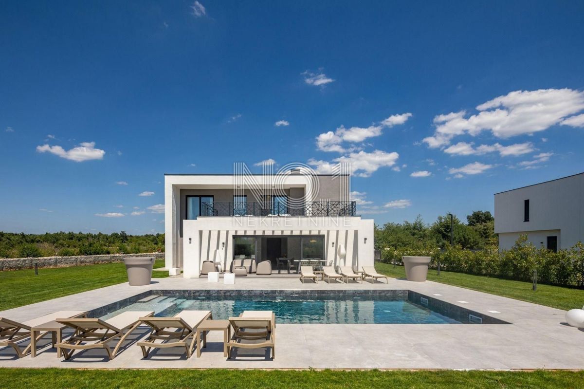 Svetvinčenat - vila moderne arhitekture z bazenom