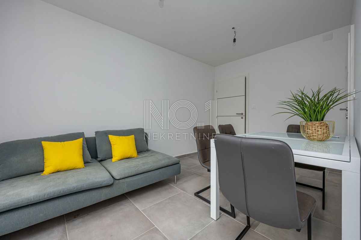 Crikvenica - prodaja dvosobnega apartmaja s pogledom na morje