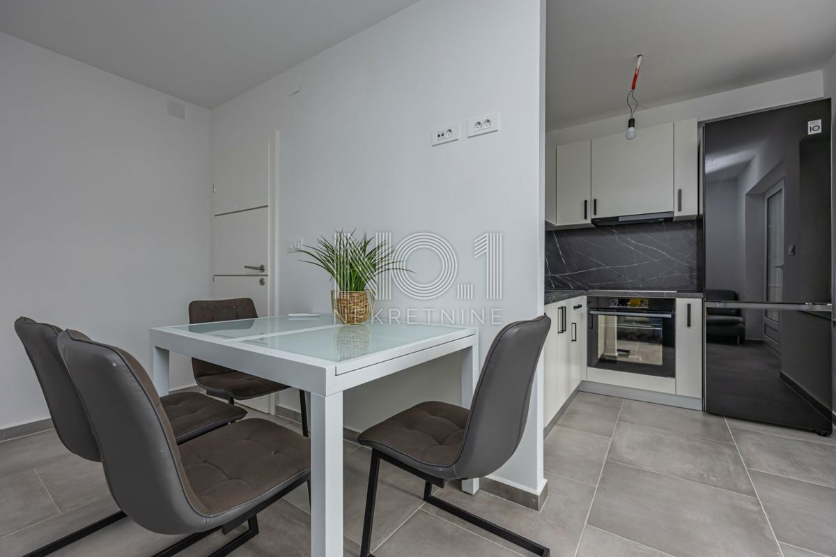 Crikvenica - prodaja dvosobnega apartmaja s pogledom na morje