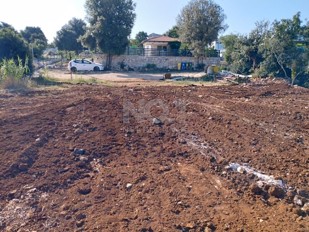 Rovinj - kmetijsko zemljišče s projektom
