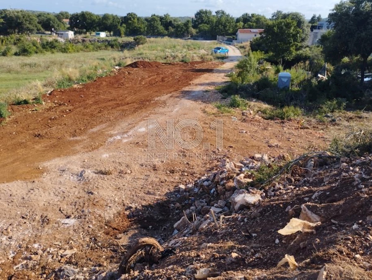 Rovinj - kmetijsko zemljišče s projektom