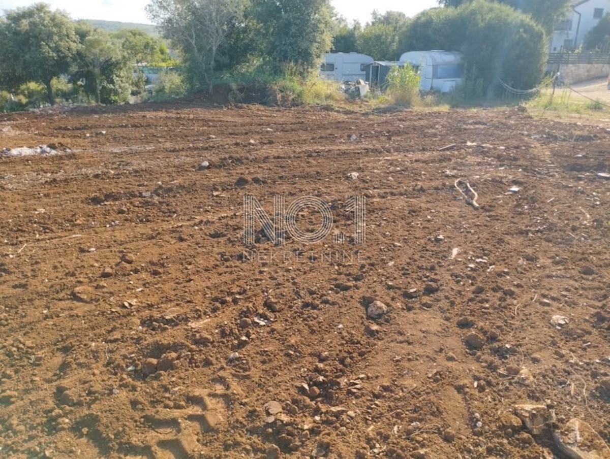 Rovinj - kmetijsko zemljišče s projektom