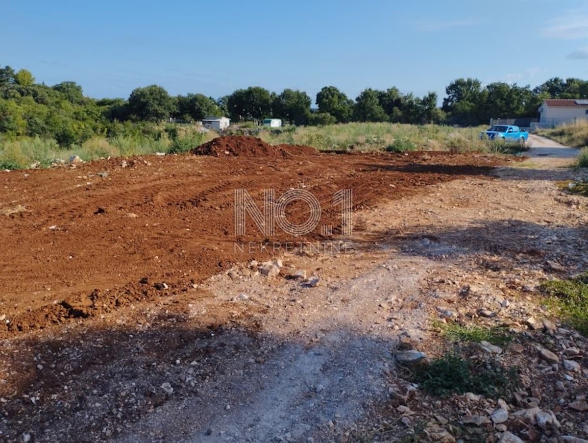 Rovinj - kmetijsko zemljišče s projektom