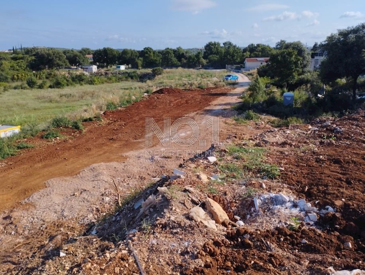 Rovinj - kmetijsko zemljišče s projektom