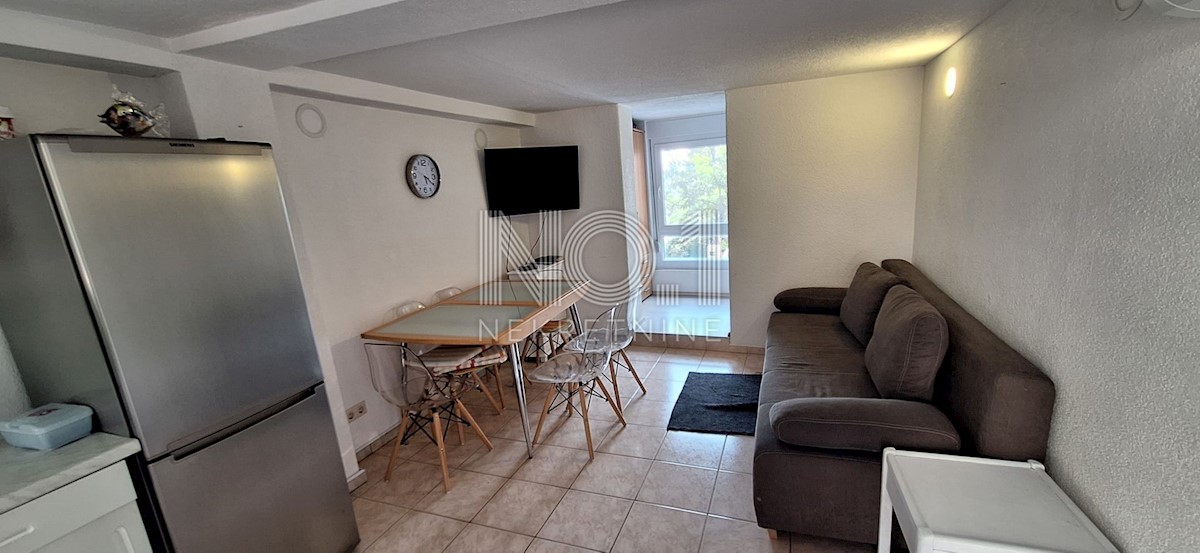Crikvenica - prodaja hiše z 2 apartmajema in pogledom na morje