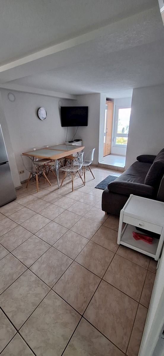Crikvenica - prodaja hiše z 2 apartmajema in pogledom na morje