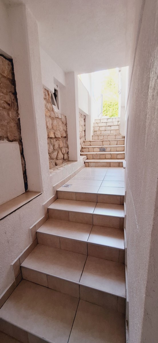 Crikvenica - prodaja hiše z 2 apartmajema in pogledom na morje