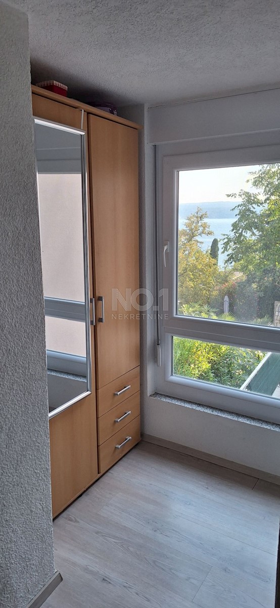 Crikvenica - prodaja hiše z 2 apartmajema in pogledom na morje