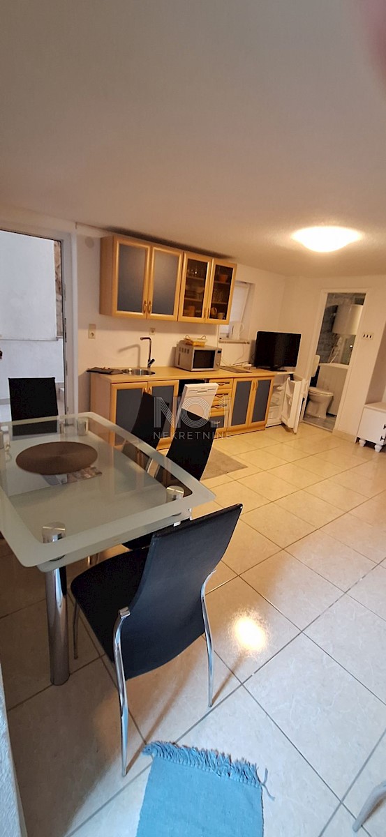 Crikvenica - prodaja hiše z 2 apartmajema in pogledom na morje