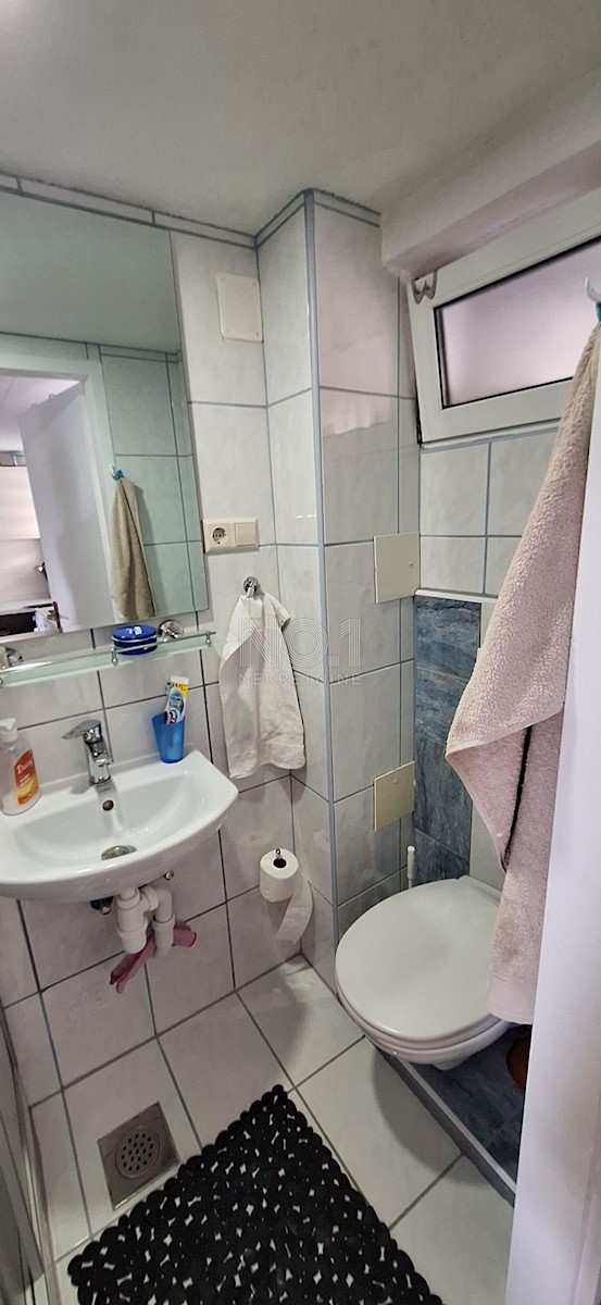 Crikvenica - prodaja hiše z 2 apartmajema in pogledom na morje