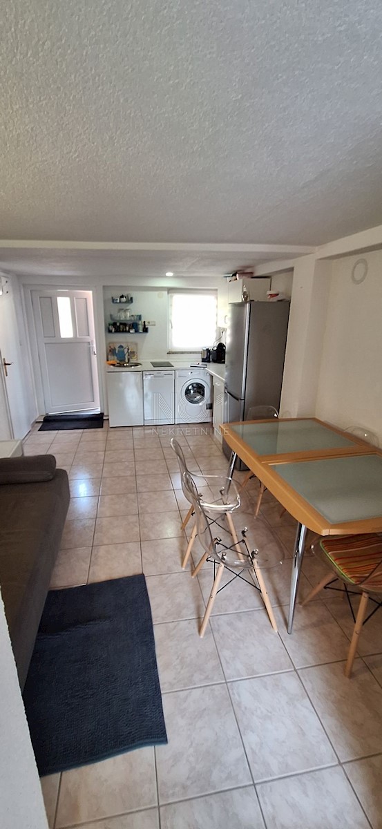Crikvenica - prodaja hiše z 2 apartmajema in pogledom na morje