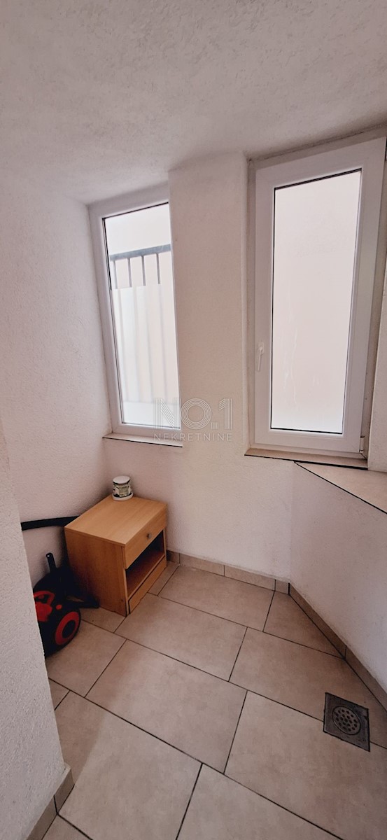 Crikvenica - prodaja hiše z 2 apartmajema in pogledom na morje