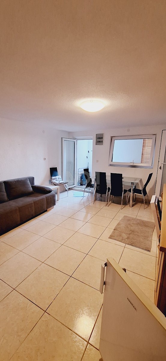Crikvenica - prodaja hiše z 2 apartmajema in pogledom na morje