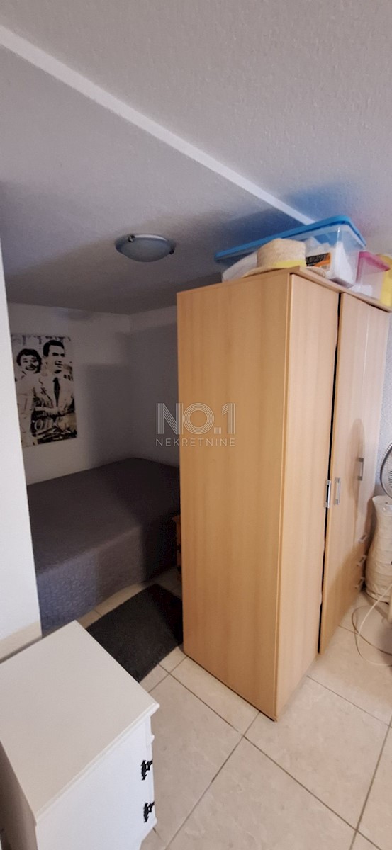 Crikvenica - prodaja hiše z 2 apartmajema in pogledom na morje