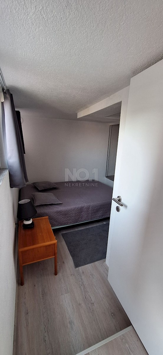 Crikvenica - prodaja hiše z 2 apartmajema in pogledom na morje