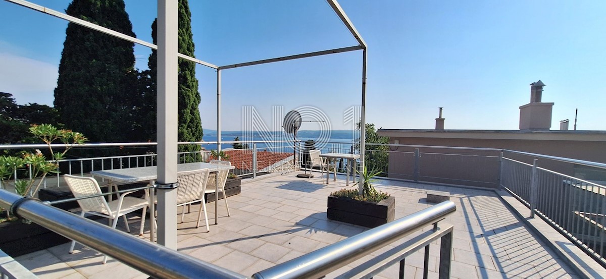 Crikvenica - prodaja hiše z 2 apartmajema in pogledom na morje