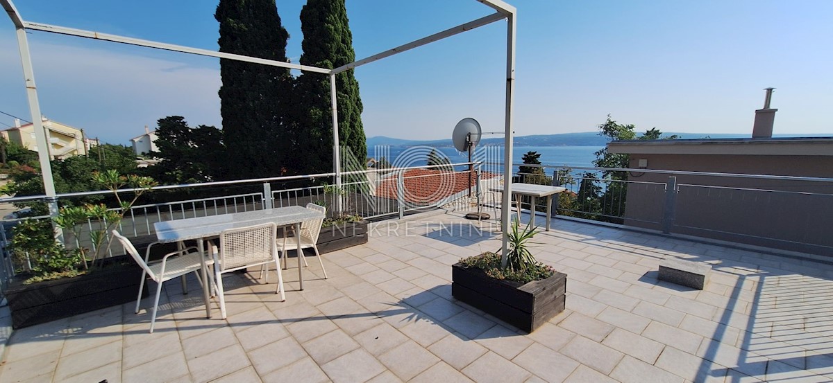 Crikvenica - prodaja hiše z 2 apartmajema in pogledom na morje