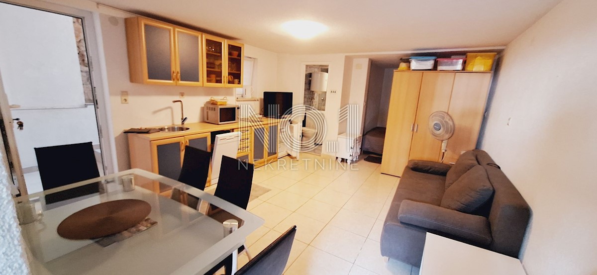 Crikvenica - prodaja hiše z 2 apartmajema in pogledom na morje