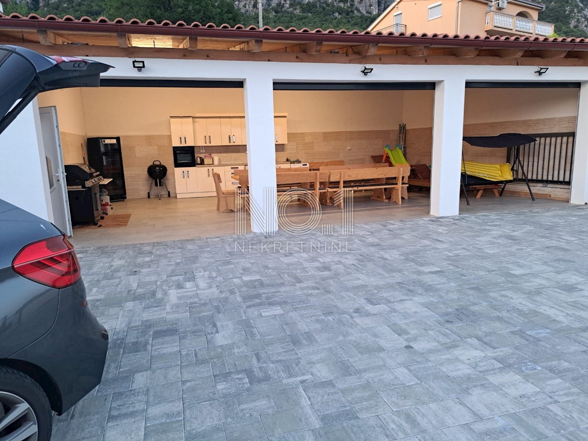 Bribir - prodaja trisobnega stanovanja z velikim vrtom in bazenom