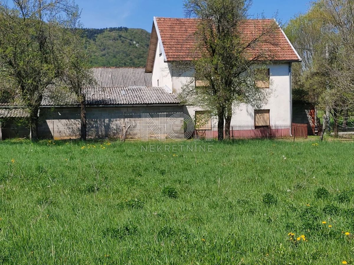 Ličko Lešće - hiša na prodajo z velikim posestvom