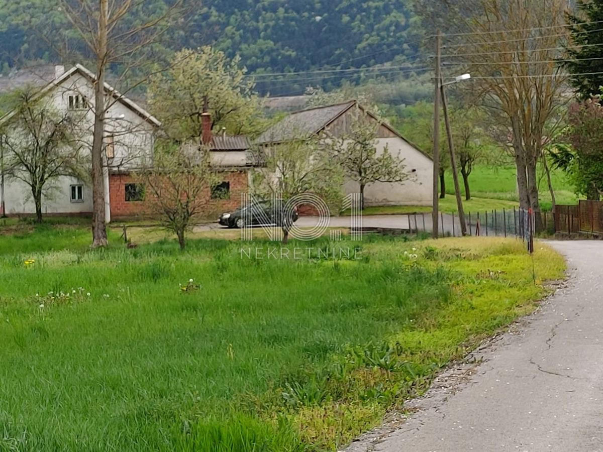 Ličko Lešće - hiša na prodajo z velikim posestvom