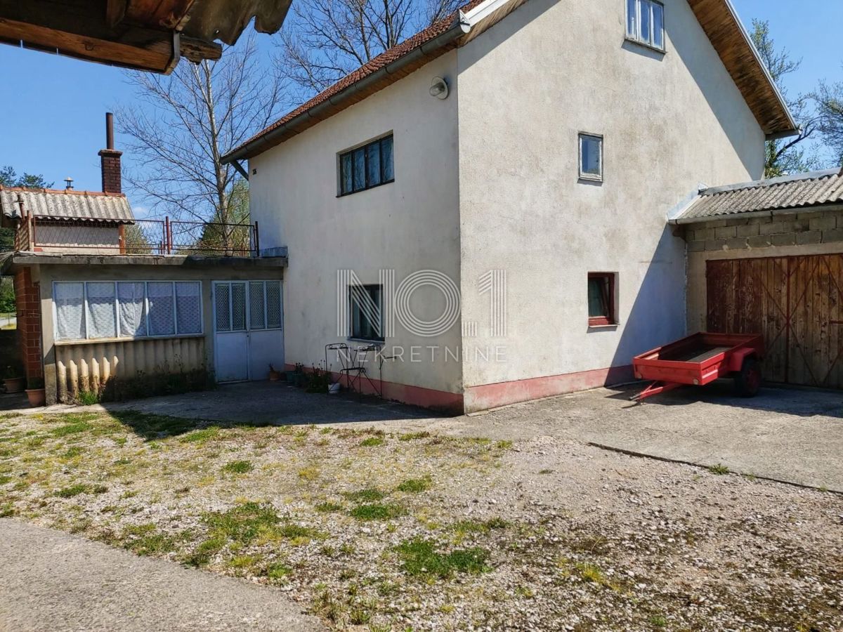 Ličko Lešće - hiša na prodajo z velikim posestvom