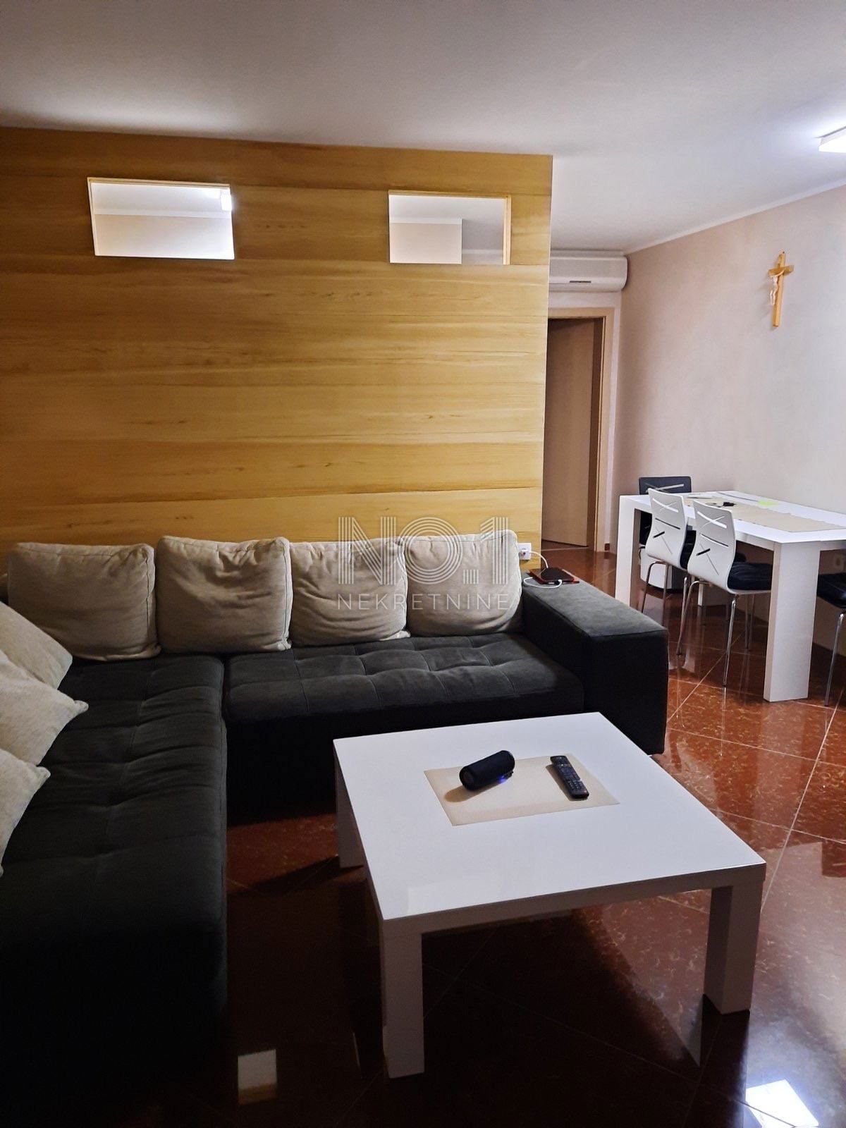 Novi Vinodolski - stan na prodajo s teraso in parkirnim mestom