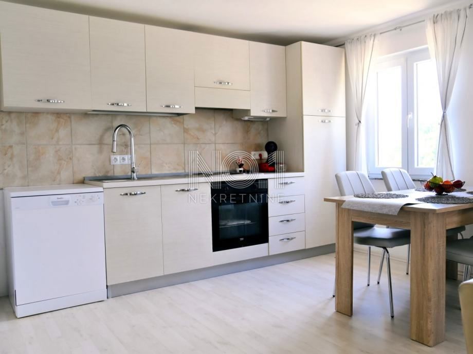 Krk, Dobrinj - samostojna hiša s bazenom in 2 apartmajema