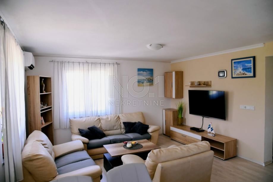 Krk, Dobrinj - samostojna hiša s bazenom in 2 apartmajema