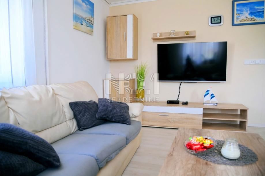 Krk, Dobrinj - samostojna hiša s bazenom in 2 apartmajema
