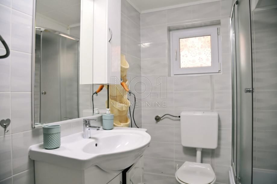 Krk, Dobrinj - samostojna hiša s bazenom in 2 apartmajema