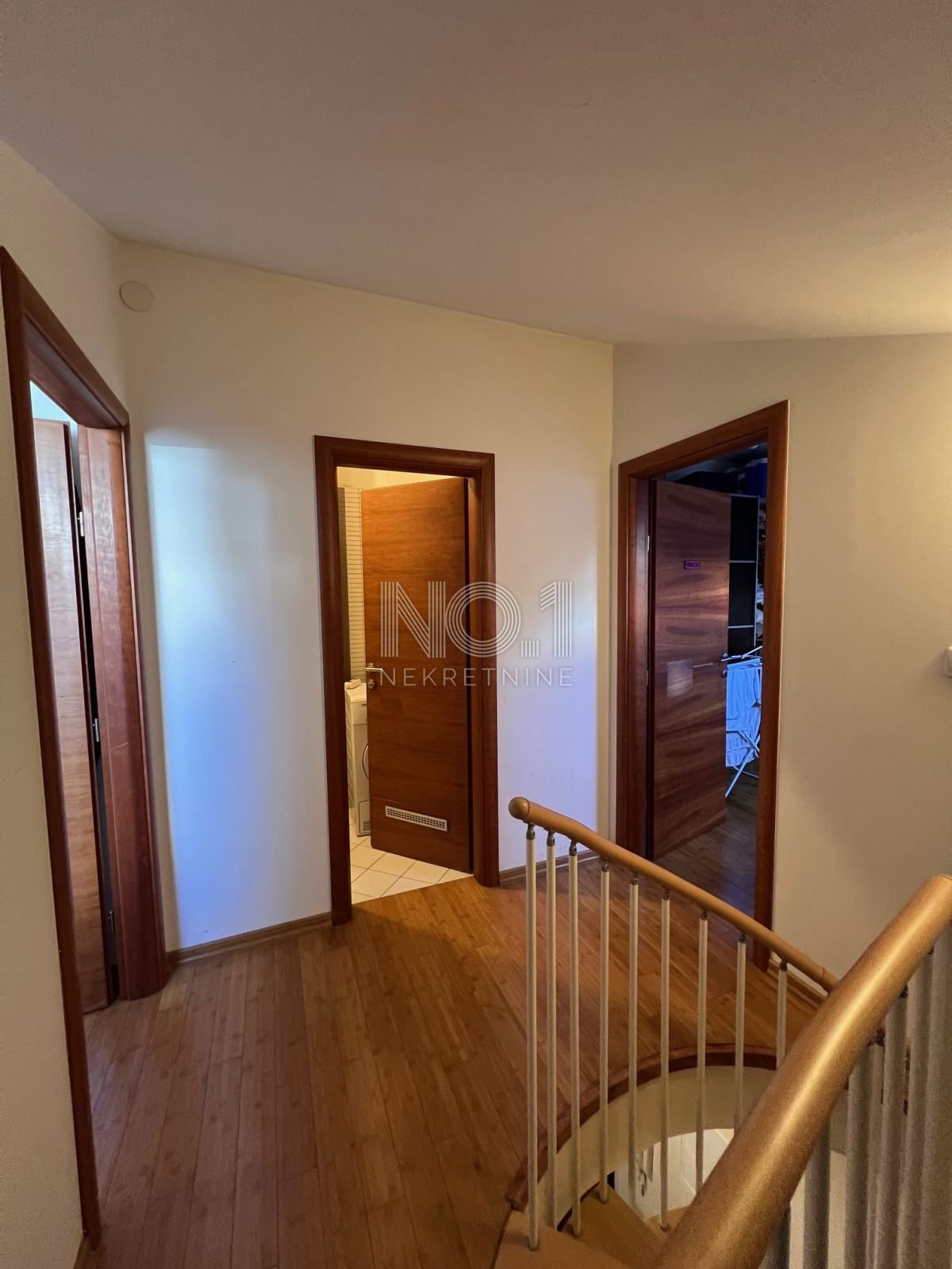 Škurinje - na prodaj lep dvoetažni apartma s pogledom na morje
