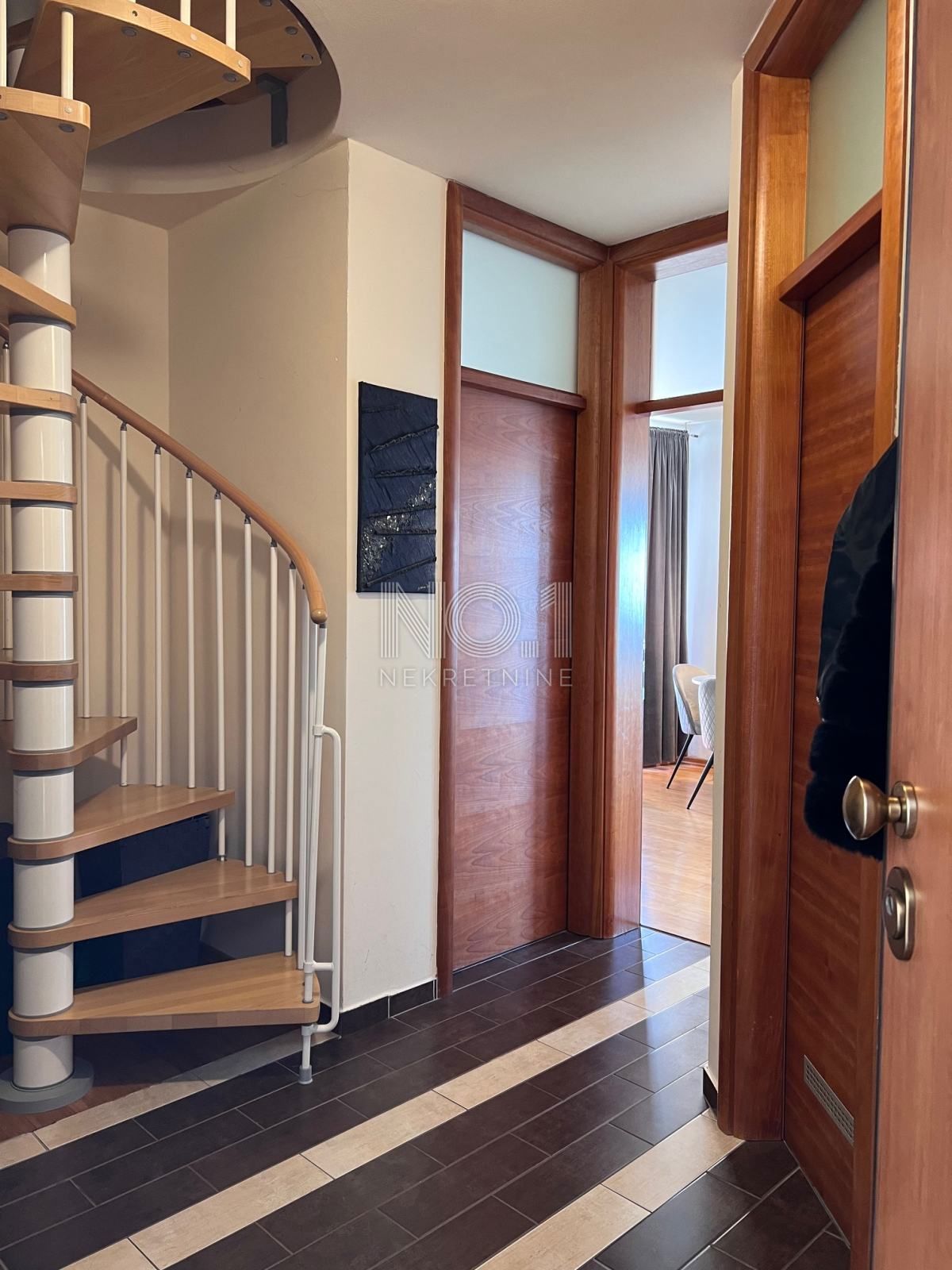 Škurinje - na prodaj lep dvoetažni apartma s pogledom na morje