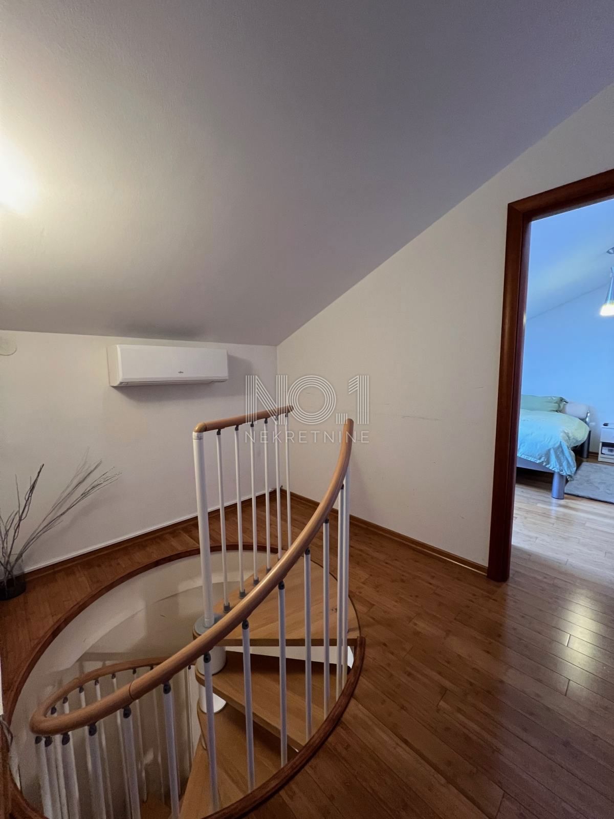 Škurinje - na prodaj lep dvoetažni apartma s pogledom na morje