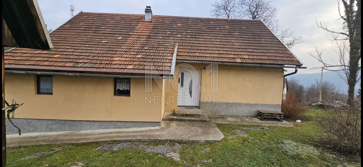 Vrbovsko, Moravice - hiša na prodaj z veliko dvorišče