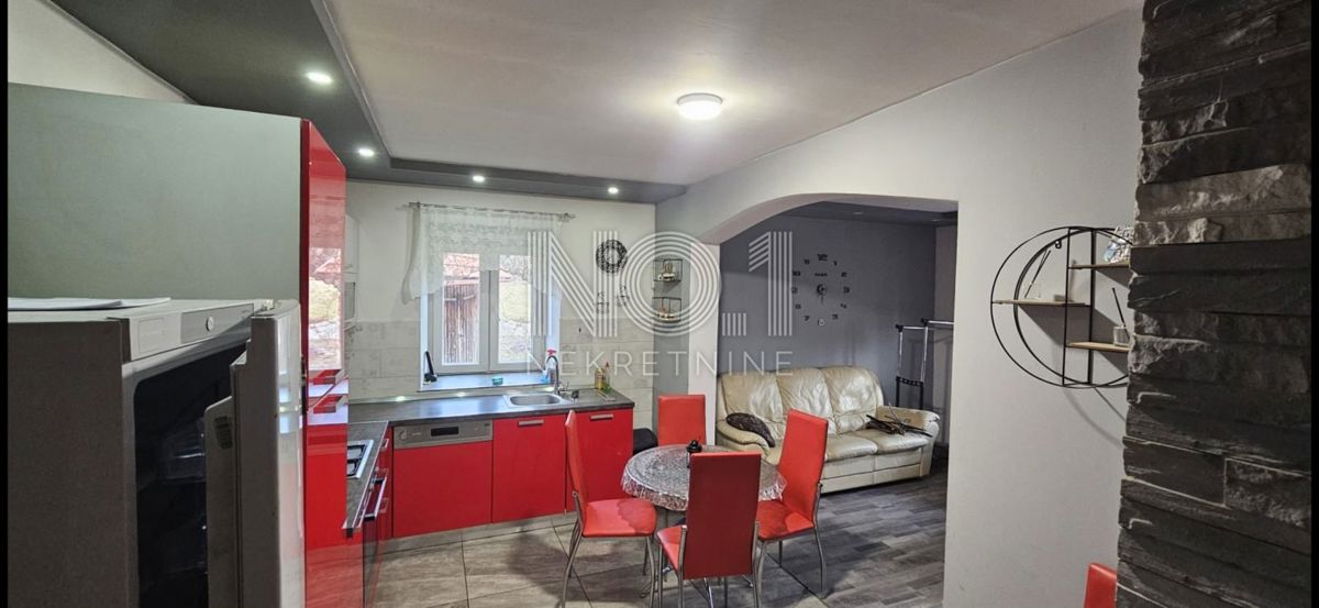 Vrbovsko, Moravice - hiša na prodaj z veliko dvorišče