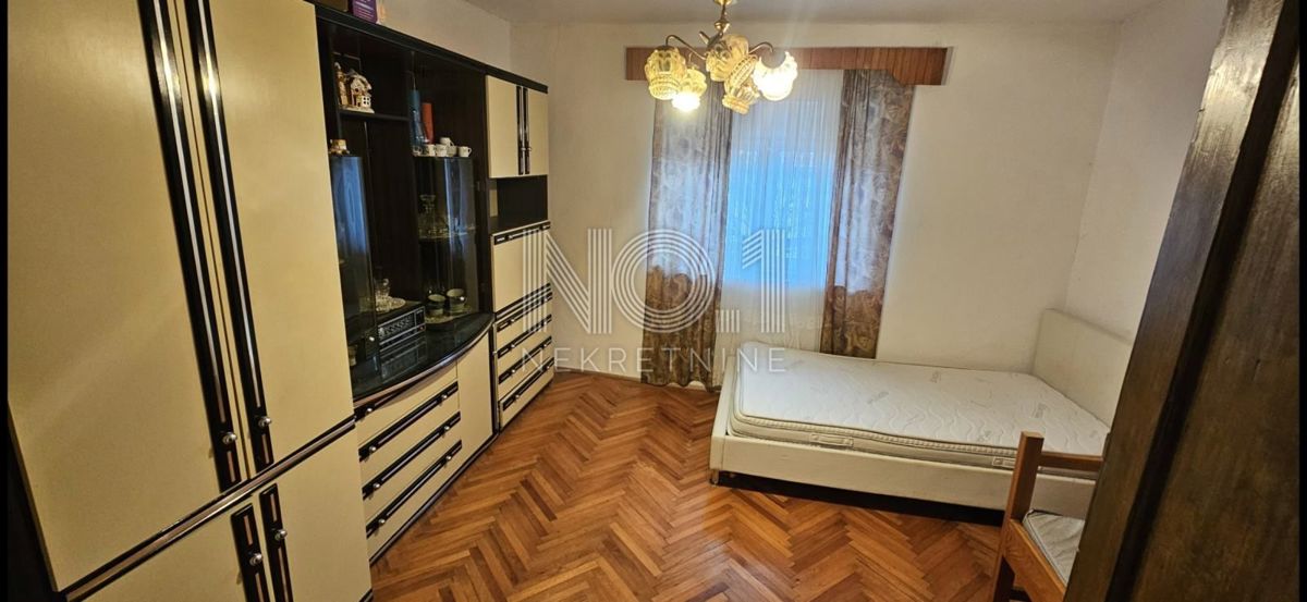Vrbovsko, Moravice - hiša na prodaj z veliko dvorišče