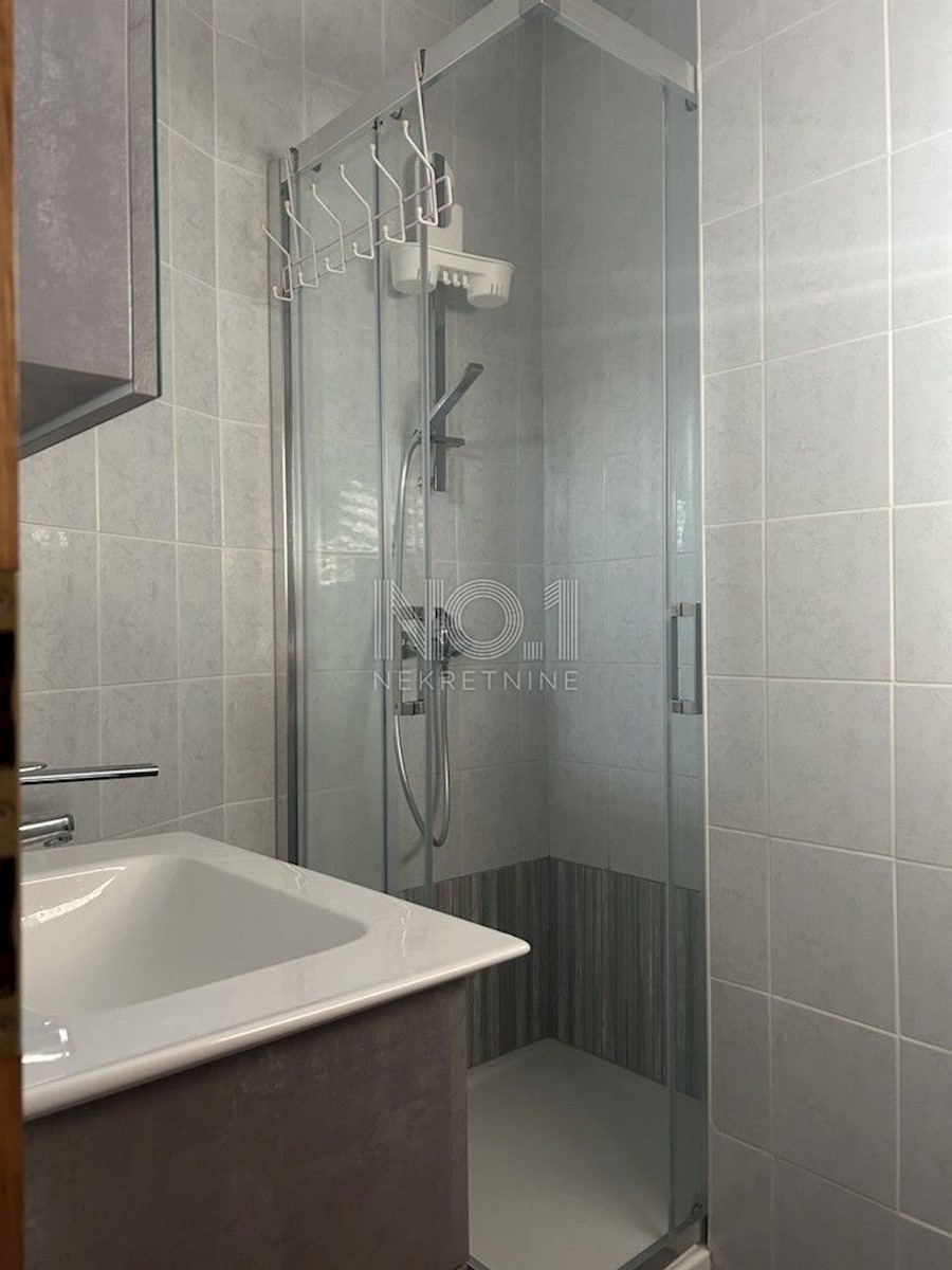 Malinska - prodaja opremljenega apartmaja z balkonom