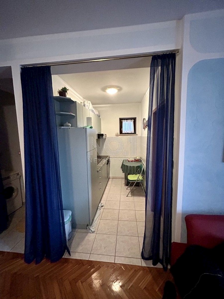 Malinska - prodaja opremljenega apartmaja z balkonom