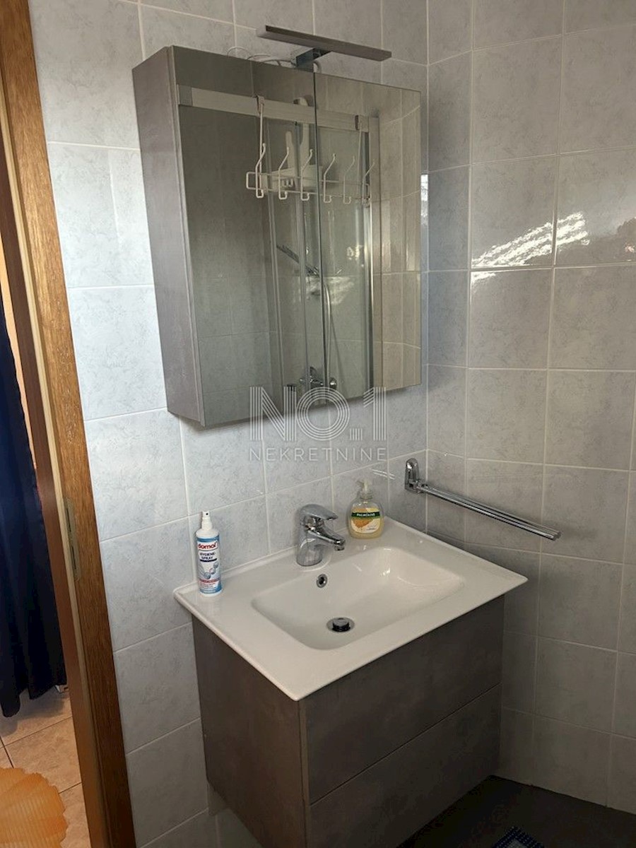 Malinska - prodaja opremljenega apartmaja z balkonom
