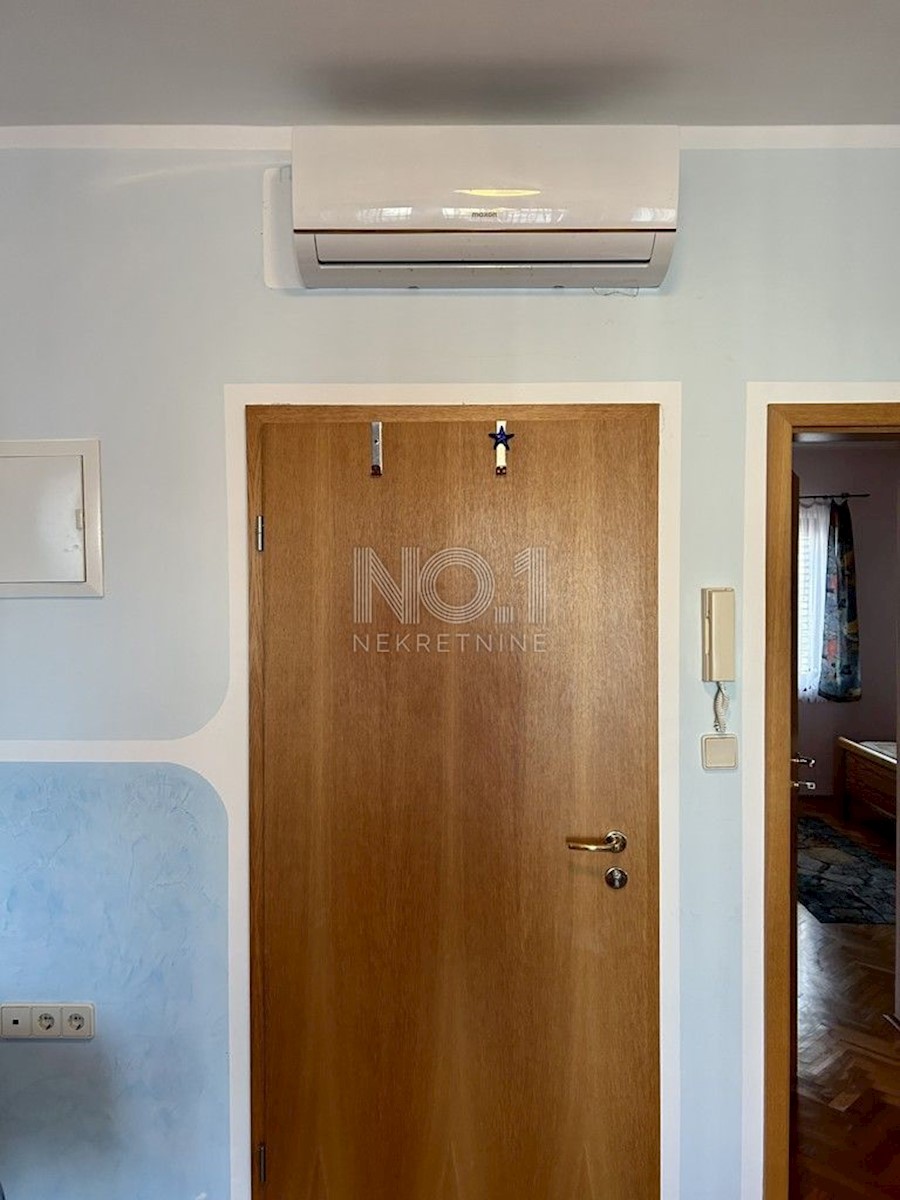 Malinska - prodaja opremljenega apartmaja z balkonom