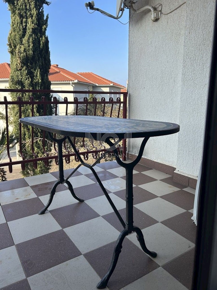 Malinska - prodaja opremljenega apartmaja z balkonom