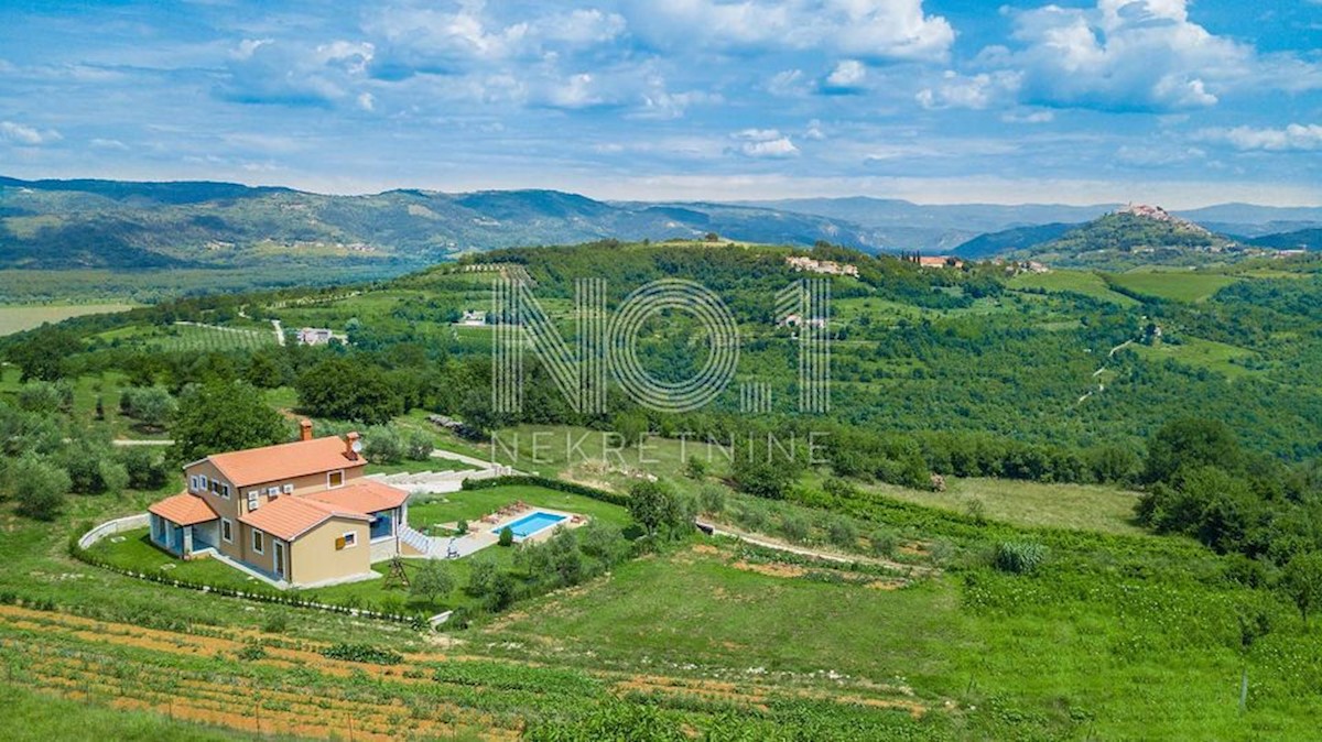 Karojba - čudovito gradbeno zemljišče s pogledom na Motovun