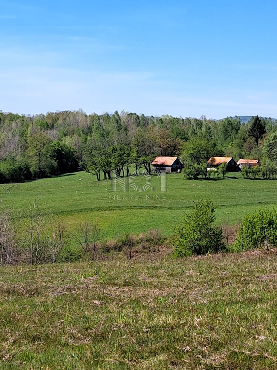 Slunj - kmetijsko zemljišče s potokom